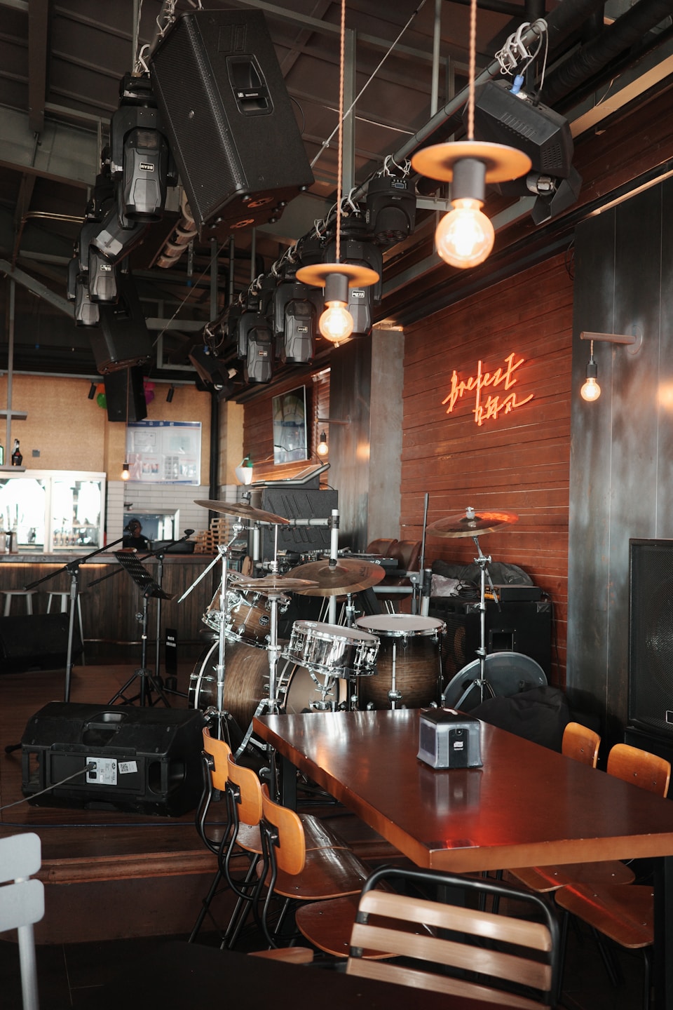 Panggung live music dengan drum di kafe